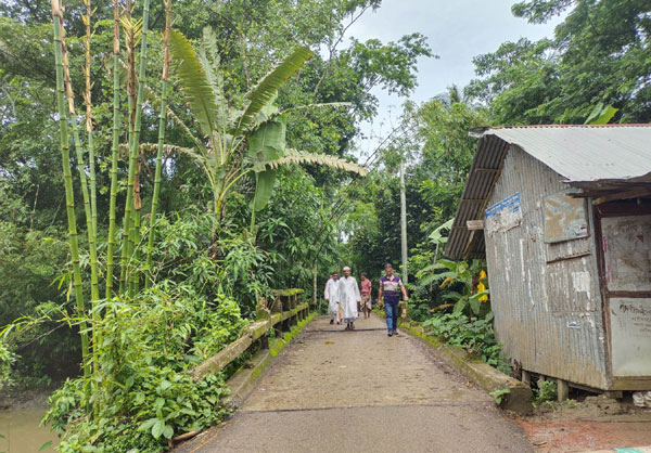 আমতলীতে পাঁচ পরিবারের জন্য কোটি টাকার ব্রীজ!