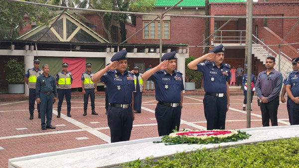 জাতির পিতার সমাধিতে অতিরিক্ত আইজিপি‘র শ্রদ্ধা নিবেদন