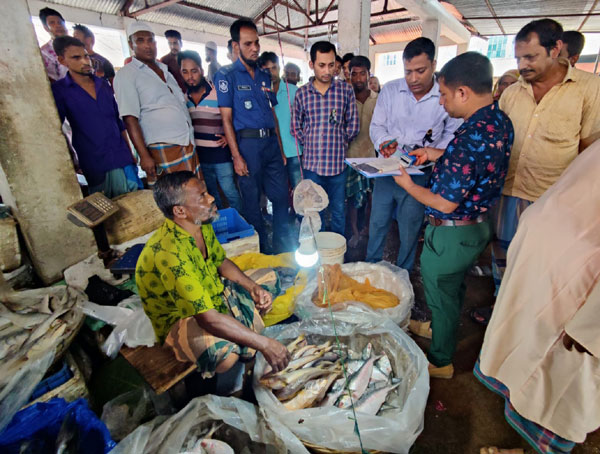 কাউখালীতে মাছে রং মেশানোর দায়ে দু‘ব্যবসায়িকে জরিমানা