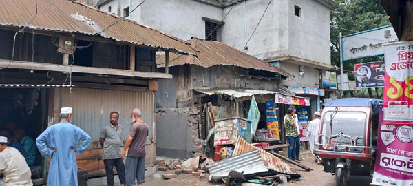 দুমকিতে ইউপি সদস্যের বিরুদ্ধে এক পরিবারের বাসায় হামলা-লুটপাটের অভিযোগ!