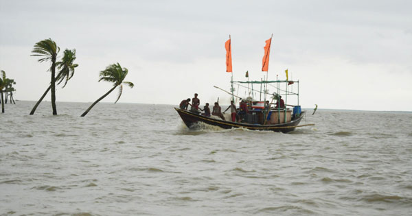 চরফ্যাশনে সাগরে ঝাঁপ দিয়ে রক্ষা পেল ১৫জেলে