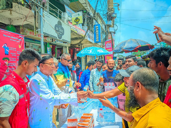 চরফ্যাশনে শ্রমজীবীদের মঝে পানি ও এনার্জি ড্রিংক বিতরণ