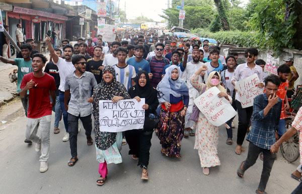 ফুলবাড়ীতে শিক্ষার্থীদের বিক্ষোভ-সমাবেশ