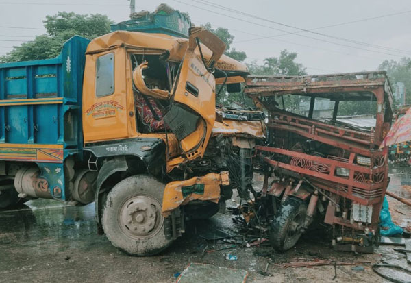 ফুলবাড়ীতে ট্রাক নছিমনের মুখোমুখি সংঘর্ষে নিহত-২, আহত-৫