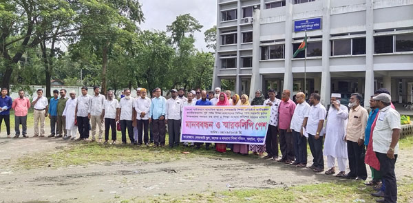 গলাচিপায় জাতীয় করণ দাবিতে বেসরকারি শিক্ষকদের মানববন্ধন