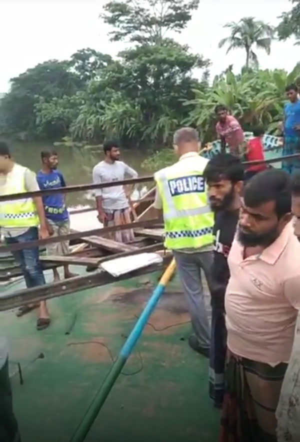 নাজিরপুরে ব্রীজের সাথে ধাক্কায় ট্রলার চালকের মৃত্যু!