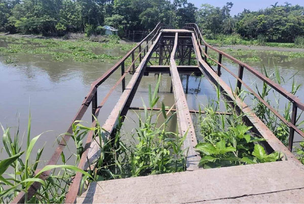 নাজিরপুরে ঝুঁঁকিপূর্ণ সেতু দ্রুত সংস্কার দাবি