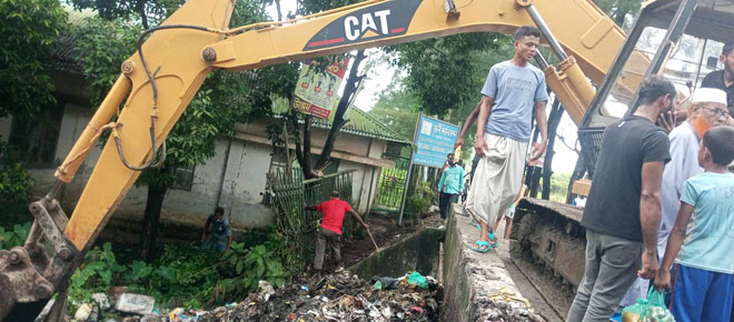 দুমকির সেই পিরতলা খালের ময়লা অপসারণ শুরু!