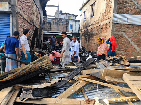 নাজিরপুরে অগ্নিকান্ডে ৮দোকান পুড়ে কোটি টাকার ক্ষতি