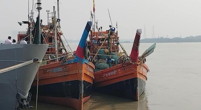 বঙ্গোপসাগরে ৩১জেলেসহ ভারতীয় দুটি ট্রলিং জাহাজ আটক