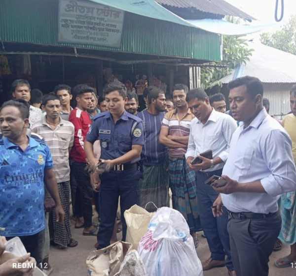 নাজিরপুরে পলিথিন জব্দ, ২প্রতিষ্ঠানকে জরিমানা