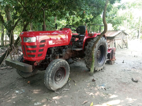 তালতলীতে কৃষকদের হারভেস্টার ও টিলার বিক্রির অভিযোগ!