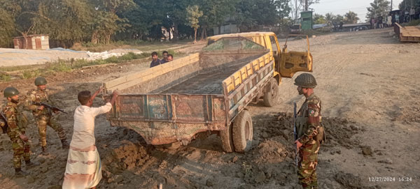 ছাতকের সুরমা নদীর তীর কেটে মাটি বিক্রি, আটক-২