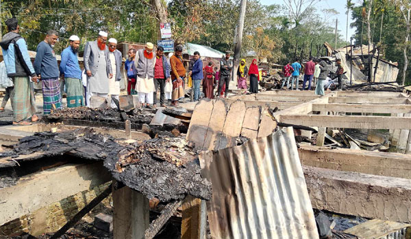 আমতলীতে ভয়াবহ অগ্নিকান্ডে ১৬দোকান পুড়ে ছাঁই