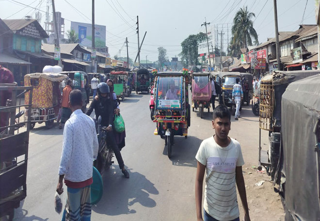 আমতলীতে পরিবহন ধর্মঘটে পথে পথে জনভোগান্তি!