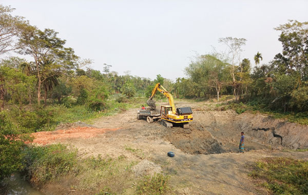 বরগুনায় রাজনৈতিক প্রভাবে খালের মাটি যাচ্ছে ইটভাটায়!