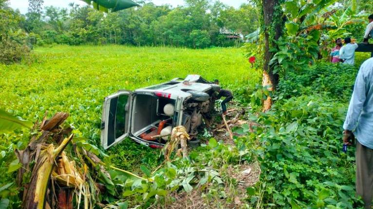 নলছিটিতে রোগী নিয়ে ঢাকায় যাওয়ার পথে খাদে অ্যাম্বুলেন্স