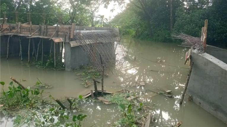 গৌরনদীতে নির্মাণাধীন সেতুর ঢালাই ধসে খালে, মান ও তদারকি নিয়ে প্রশ্ন