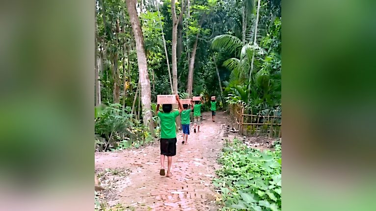 ক্লাস চলাকালে শিক্ষার্থীদের দিয়ে স্কুল ফিডিংয়ের খাবার বহনের অভিযোগ