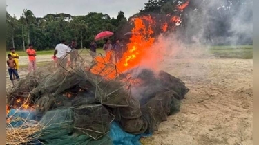 মধুমতি নদীতে ভ্রাম্যমাণ আদালতের অভিযান, দুই হাজার মিটার অবৈধ জাল ধ্বংস