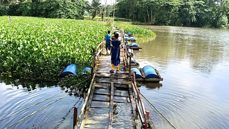 ঝুঁকি নিয়ে ভাসমান সেতু পারাপার, ভোগান্তিতে ৭ গ্রামের মানুষ