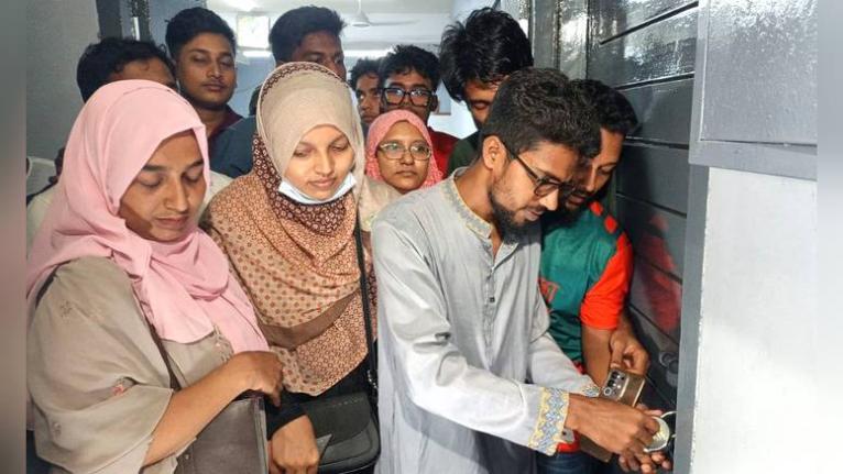 বরিশাল সিভিল সার্জনের অপসারণ দাবিতে বিক্ষোভ ও কক্ষে তালা