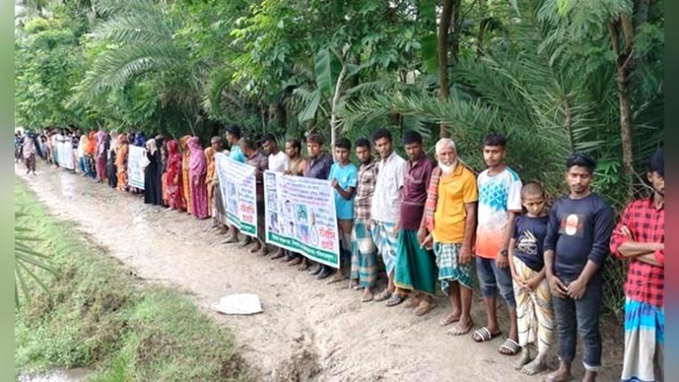 কলাপাড়ায় বৃদ্ধকে পিটিয়ে হত্যার ঘটনায় গ্রেপ্তারের দাবিতে মানববন্ধন