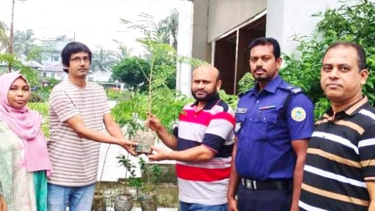 বরগুনায় দুই উন্নয়ন সংস্থার উদ্যোগে কৃষ্ণচূড়া গাছের চারা বিতরণ