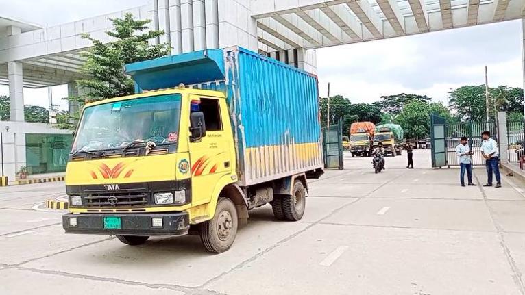 কাস্টমসের নতুন নির্দেশনা ঘিরে দুই দিন পর বেনাপোলে আমদানি শুরু