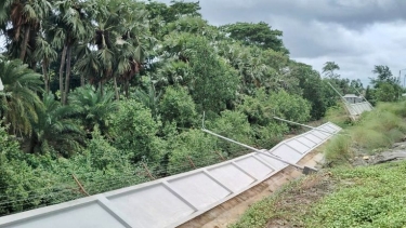 পায়রা বন্দরের আবাসিক এলাকায় ফের ধসে পড়ল সীমানা দেয়াল