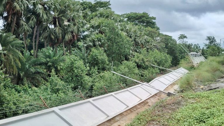 পায়রা বন্দরের আবাসিক এলাকায় ফের ধসে পড়ল সীমানা দেয়াল