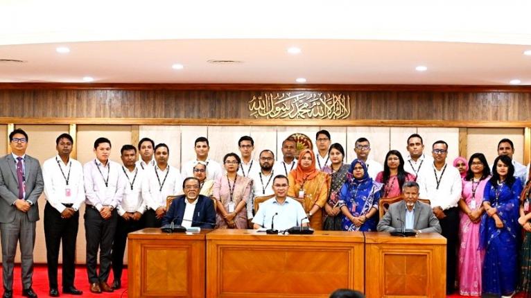 খাল খনন শেষে সাড়ে ৩৭ লাখ টাকা ফেরত দিলেন আমতলীর ইউএনও