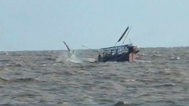 পায়রা বন্দর সংলগ্ন বঙ্গোপসাগরে ঝড়ের কবলে মাছধরা ট্রলার ডুবি, ১০ জেলে উদ্ধার