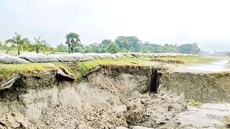 মনপুরার সূর্যমুখী এলাকায় নির্মাণাধীন বেড়িবাঁধে ধস। ছবি- সংগৃহীত