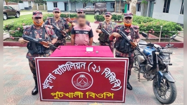 ভারতে পাচারের সময় বেনাপোল সীমান্তে কোটি টাকার স্বর্ণসহ পাচারকারী আটক