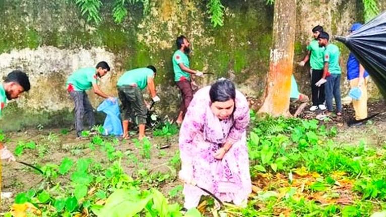 বাবুগঞ্জে ইউএনও কার্যালয় চত্বরে বিডি ক্লিনের পরিচ্ছন্নতা অভিযান