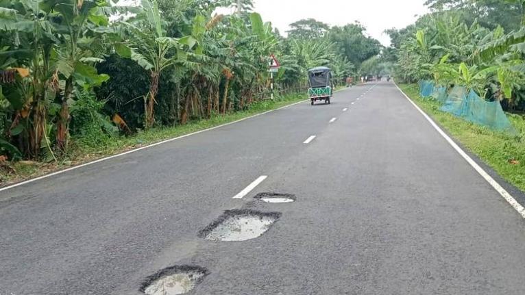 বৃষ্টিতে সড়ক সংস্কার, দায়সারা কাজের অভিযোগে তদন্ত দাবি