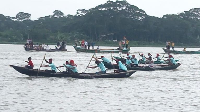 ঝালকাঠিতে নৌকা বাইচ অনুষ্ঠিত