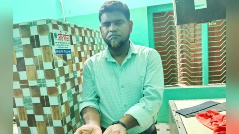 বেনাপোল ইমিগ্রেশনে দুই স্বর্ণবারসহ পাসপোর্টযাত্রী আটক