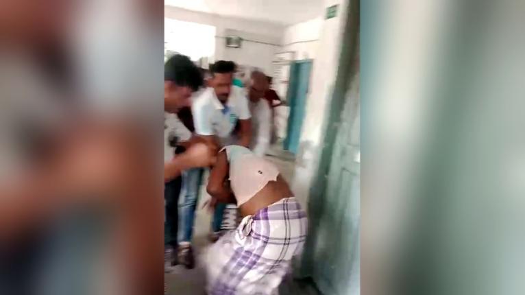 গৌরনদীতে ইয়াবাসহ সরকারি কর্মচারীকে গণধোলাই