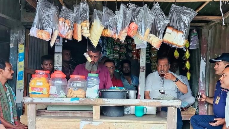 টং দোকানে চা পানে তথ্যমন্ত্রী, স্থানীয়দের সঙ্গে কুশল বিনিময়