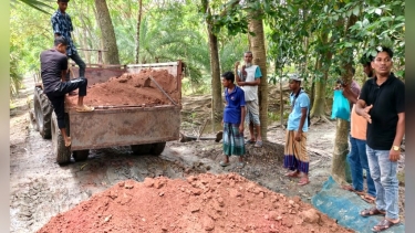 কলাপাড়ায় বটতলা স্পোর্টিং ক্লাবের উদ্যোগে সড়ক সংস্কার