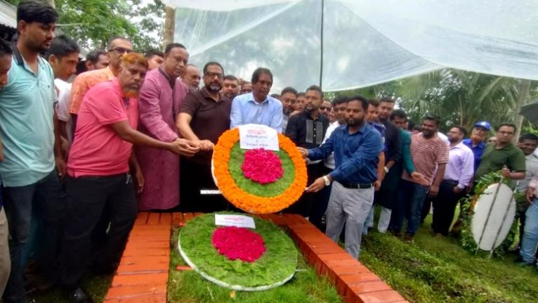 জুলাই শহীদ এমদাদুল হকের কবর জিয়ারত ও শহীদ পরিবার-যোদ্ধাদের সংবর্ধনায় প্রতিমন্ত্রী সোহেল মঞ্জুর