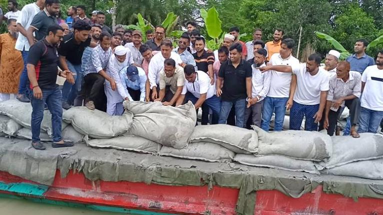 কালকিনি উপজেলার সাহেবরামপুর নতুন আন্ডারচর এলাকায় আড়িয়াল খাঁ নদের তীর সংরক্ষণ কাজের উদ্বোধনী কর্মসূচিতে এমপি খোকন তালুকদার