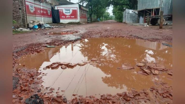 সড়ক নয়, যেন মরণফাঁদ: খানাখন্দে বিপর্যস্ত আমতলী-তালতলী সড়ক, দ্রুত সংস্কারের দাবি