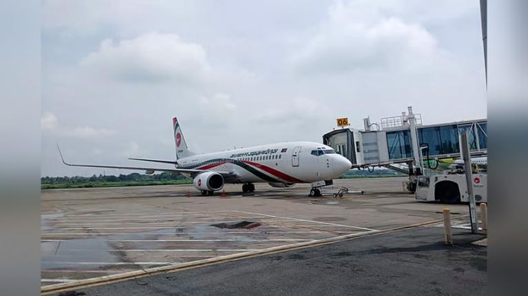 বিমান বাংলাদেশ এয়ারলাইনসের জরুরি অবতরণ করা ফ্লাইট। ছবি- সংগৃহীত