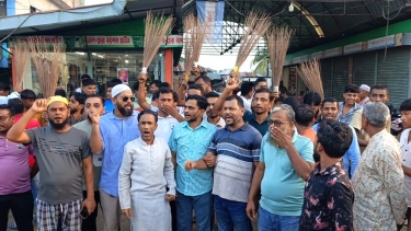 দুমকিতে যুবদলের কমিটি বাতিলের দাবিতে ঝাড়ু মিছিল