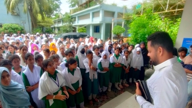 ভাণ্ডারিয়ায় প্রধান শিক্ষকের অপসারণের দাবিতে ফুঁসে উঠেছে শিক্ষার্থীরা