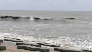 সুস্পষ্ট লঘুচাপের প্রভাবে উপকূলে বৃষ্টি, পায়রা বন্দরে ৩ নম্বর সতর্ক সংকেত
