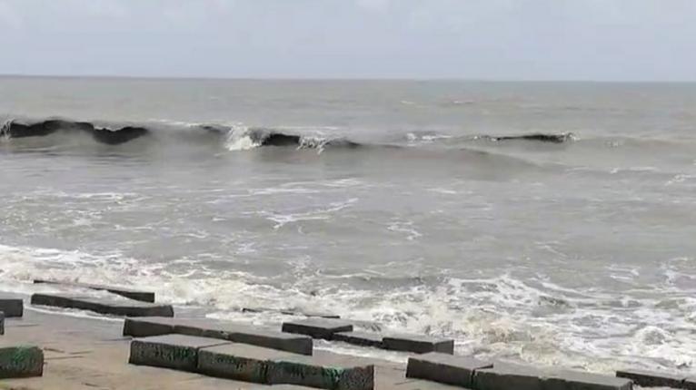 সুস্পষ্ট লঘুচাপের প্রভাবে উপকূলে বৃষ্টি, পায়রা বন্দরে ৩ নম্বর সতর্ক সংকেত